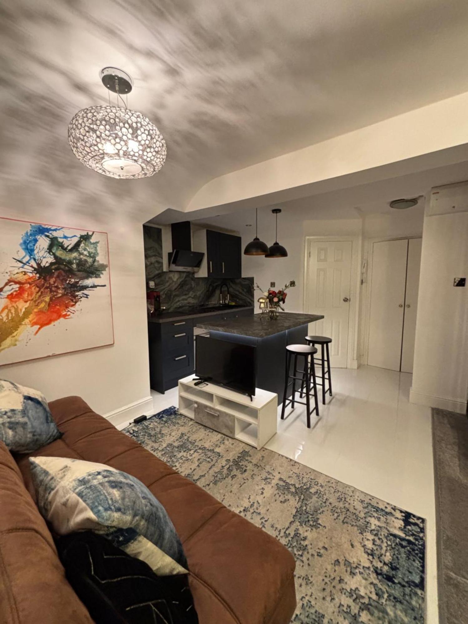 Newly Renovated Modern Studio Apartment In West Kensington Лондон Экстерьер фото